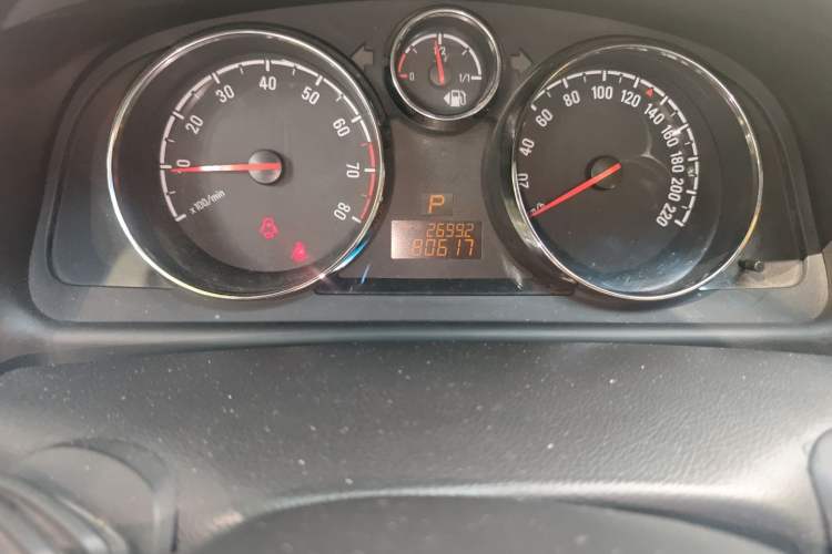 Used Opel Antara 2011 2.4 Luxury Two-Wheel-Drive Version Odometer Close Up