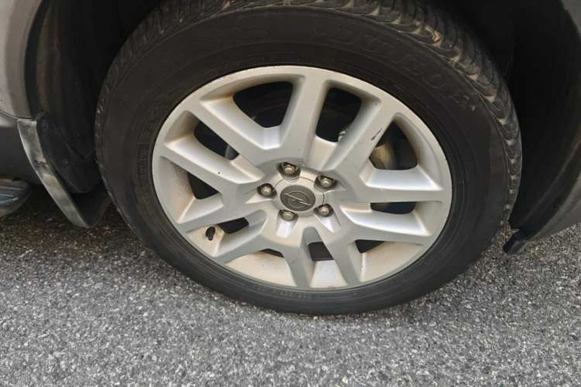 Used Opel Antara 2011 2.4 Luxury Two-Wheel-Drive Version Right Front Wheel Hub