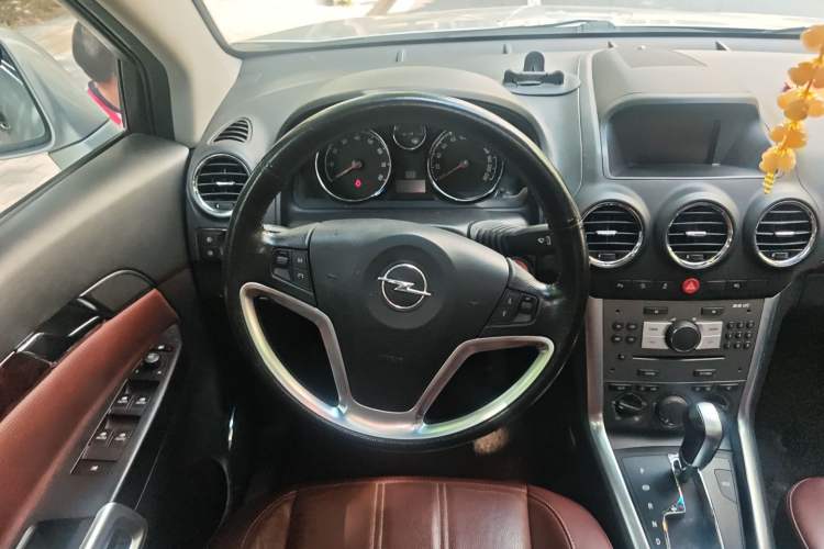 Used Opel Antara 2011 2.4 Luxury Two-Wheel-Drive Version Steering Wheel
