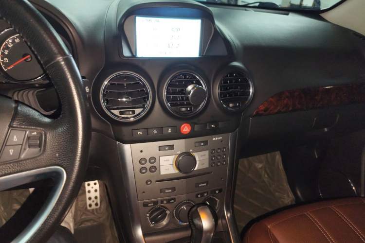 Used Opel Antara 2011 2.4 Comfort Two-Wheel Drive Audio And AC Panel