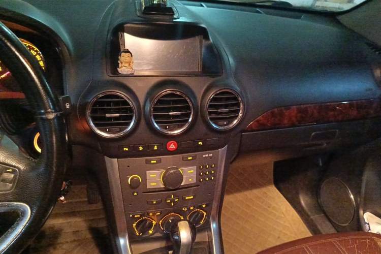 Used Opel Antara 2011 2.4 Luxury Four-Wheel-Drive Model Audio And AC Panel