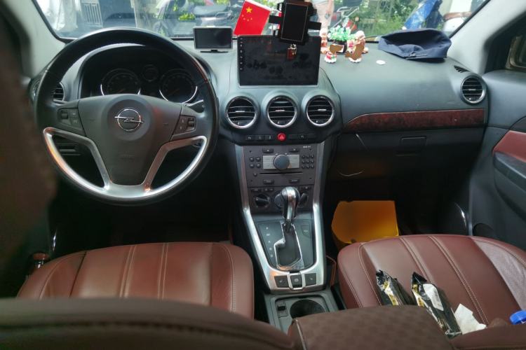 Used Opel Antara 2011 2.4 Luxury Four-Wheel-Drive Model Center Console