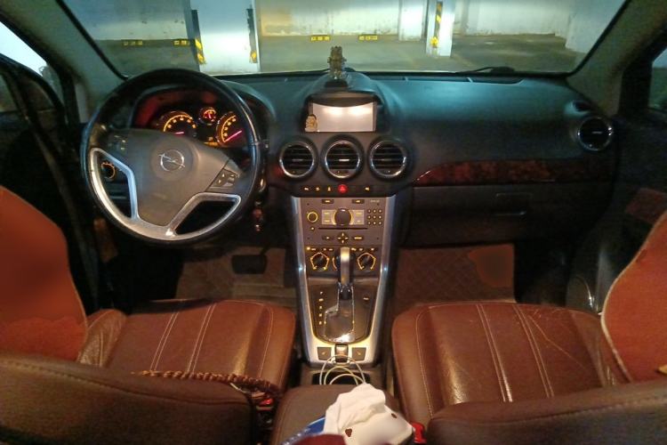 Used Opel Antara 2011 2.4 Luxury Four-Wheel-Drive Model Center Console