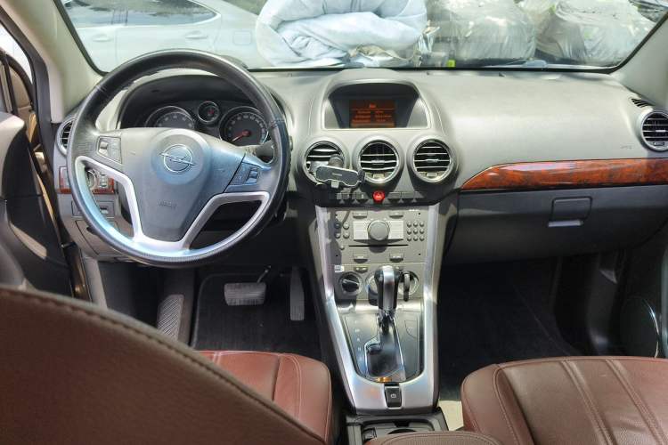 Used Opel Antara 2011 2.4 Comfort Two-Wheel Drive Center Console