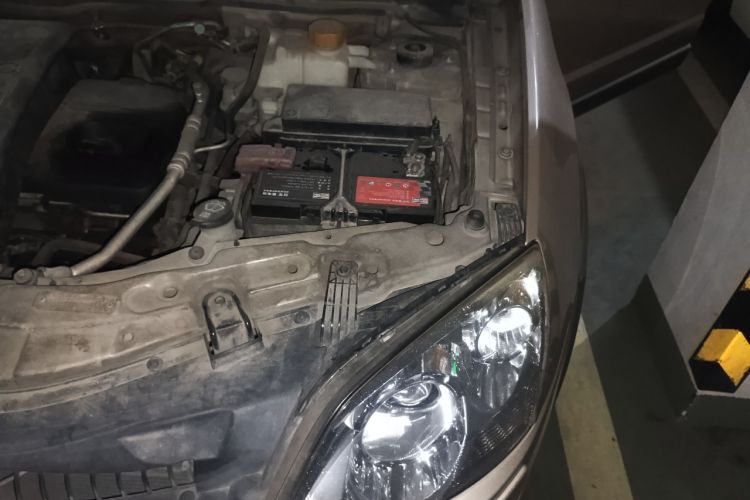 Used Opel Antara 2011 2.4 Luxury Two-Wheel-Drive Version Engine Bay Left