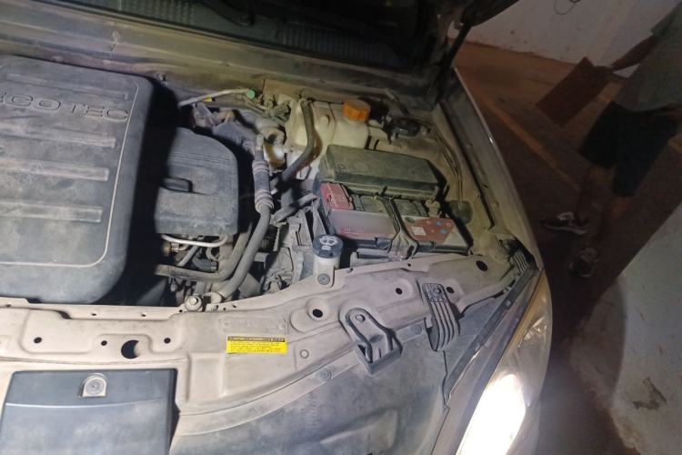 Used Opel Antara 2011 2.4 Luxury Four-Wheel-Drive Model Engine Bay Left