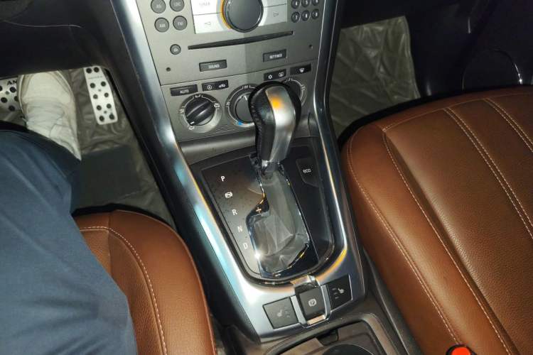 Used Opel Antara 2011 2.4 Comfort Two-Wheel Drive Gear Lever