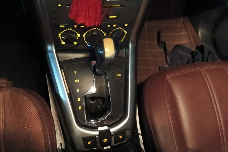 Used Opel Antara 2011 2.4 Luxury Two-Wheel-Drive Version Gear Lever