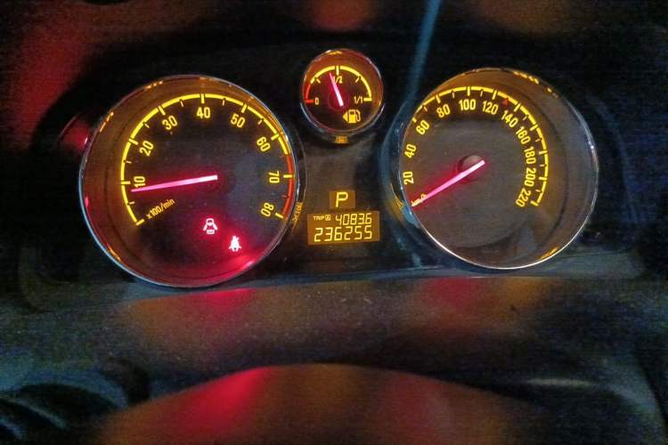 Used Opel Antara 2011 2.4 Luxury Four-Wheel-Drive Model Odometer Close Up