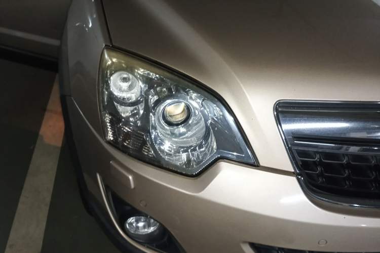 Used Opel Antara 2011 2.4 Luxury Two-Wheel-Drive Version Right Front Headlight