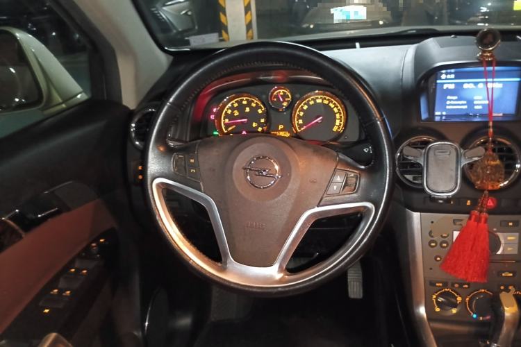 Used Opel Antara 2011 2.4 Luxury Two-Wheel-Drive Version Steering Wheel
