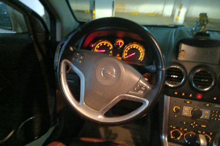 Used Opel Antara 2011 2.4 Luxury Four-Wheel-Drive Model Steering Wheel
