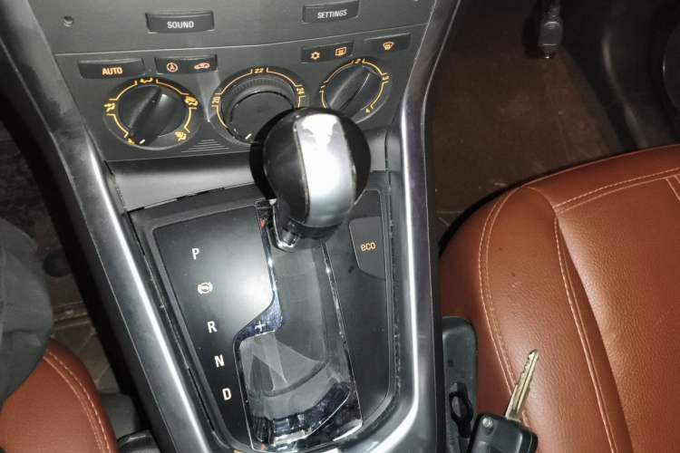 Used Opel Antara 2012 2.4L 4x4 Luxury Edition Gear Lever