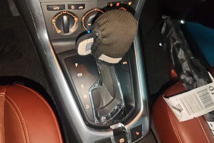 Used Opel Antara 2012 2.4L 4x4 Luxury Edition Gear Lever