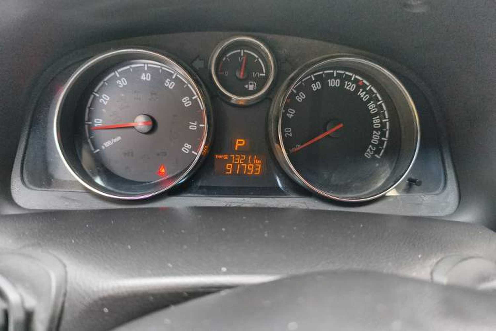 Used Opel Antara 2012 2.4L Two-Wheel-Drive Comfort Edition Odometer Close Up