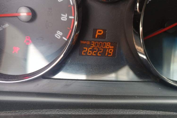 Used Opel Antara 2012 2.4L 4x4 Luxury Edition Odometer Close Up