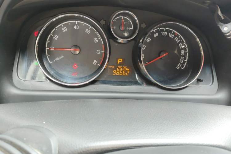 Used Opel Antara 2012 2.4L 4x4 Luxury Edition Odometer Close Up