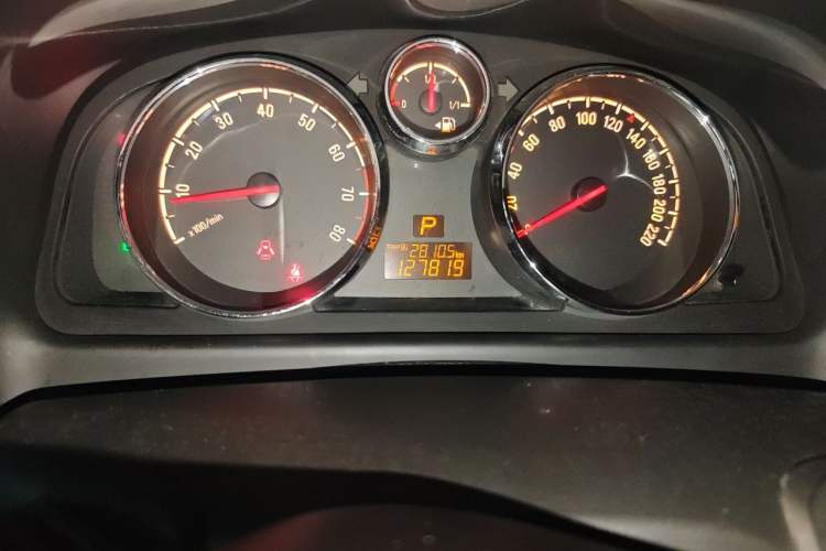 Used Opel Antara 2012 2.4L 4x4 Luxury Edition Odometer Close Up