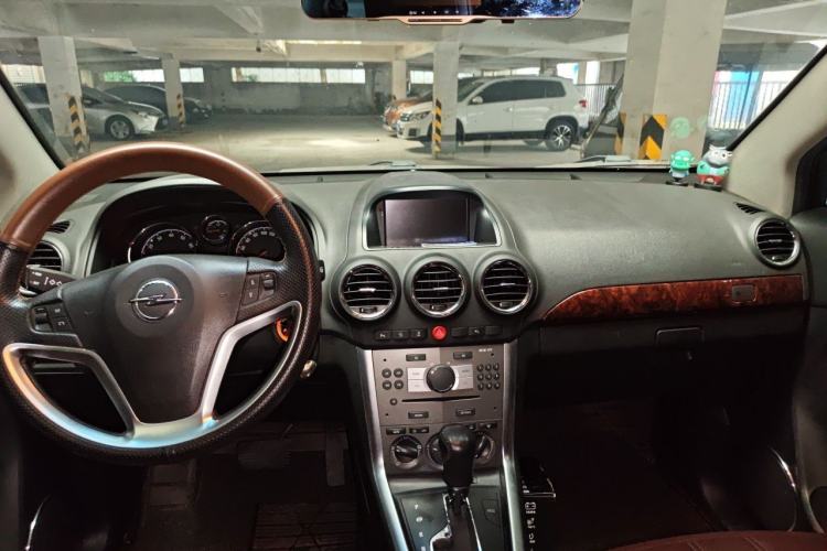 Used Opel Antara 2012 2.4L 4x4 Luxury Edition Center Console