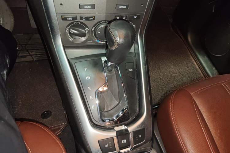 Used Opel Antara 2012 2.4L 4x4 Luxury Edition Gear Lever