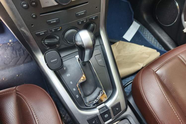 Used Opel Antara 2012 2.4L 4x4 Luxury Edition Gear Lever