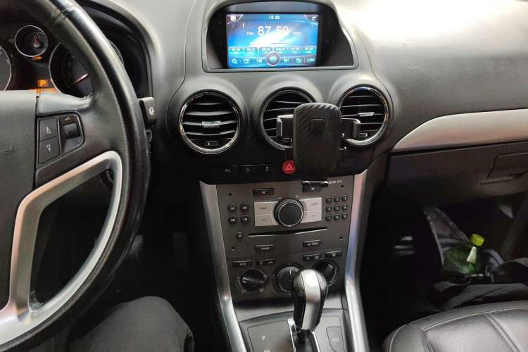 Used Opel Antara 2012 2.4L Two-Wheel-Drive Luxury Edition Audio And AC Panel