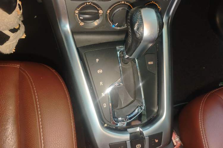Used Opel Antara 2012 2.4L 4x4 Luxury Edition Gear Lever