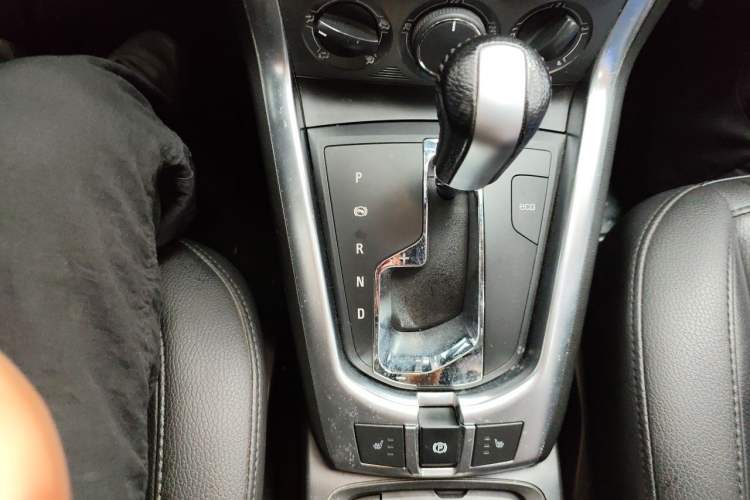 Used Opel Antara 2012 2.4L Two-Wheel-Drive Luxury Edition Gear Lever