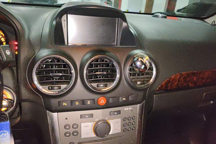 Used Opel Antara 2012 2.4L Two-Wheel-Drive Luxury Edition Audio And AC Panel