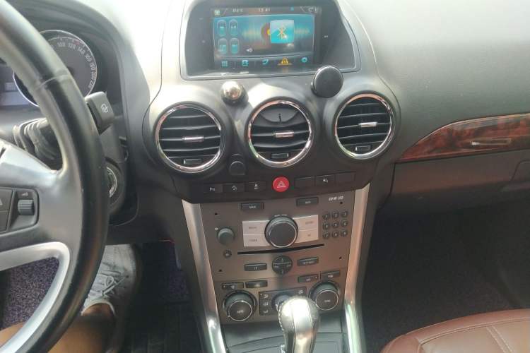 Used Opel Antara 2012 2.4L Two-Wheel-Drive Luxury Edition Audio And AC Panel