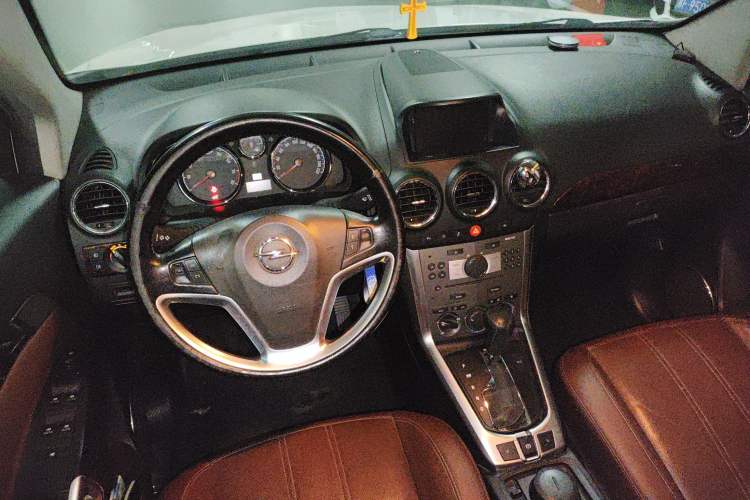 Used Opel Antara 2012 2.4L Two-Wheel-Drive Luxury Edition Center Console