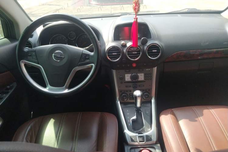 Used Opel Antara 2012 2.4L Two-Wheel-Drive Luxury Edition Center Console