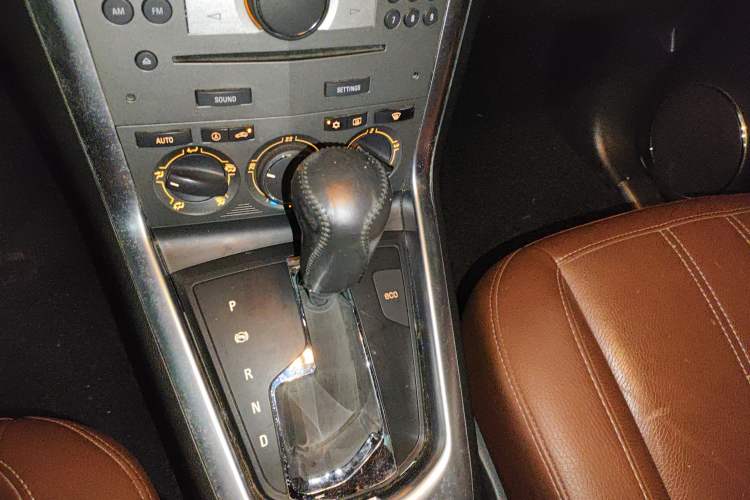 Used Opel Antara 2012 2.4L Two-Wheel-Drive Luxury Edition Gear Lever