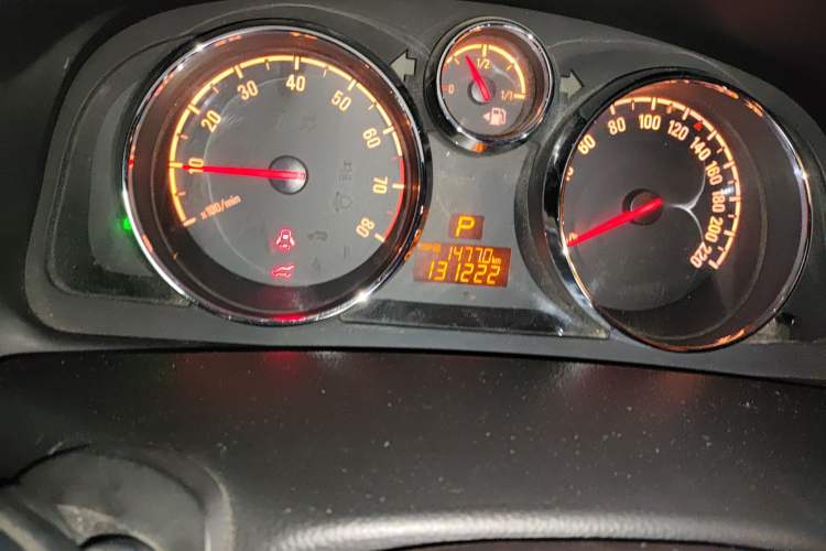 Used Opel Antara 2012 2.4L Two-Wheel-Drive Luxury Edition Odometer Close Up