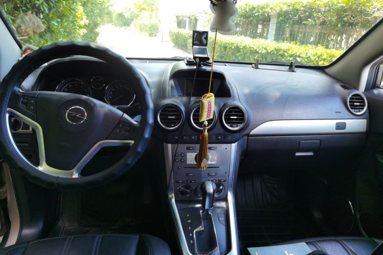 Used Opel Antara 2012 2.4L Two-Wheel-Drive Comfort Edition Center Console