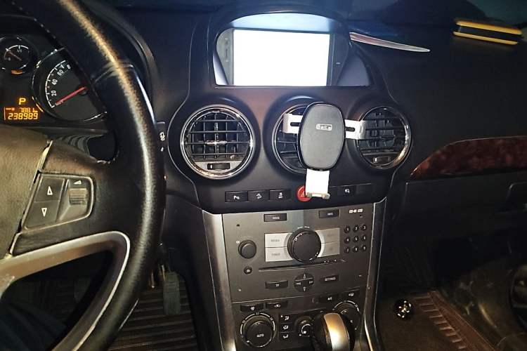 Used Opel Antara 2013 2.4L Two-Wheel-Drive Luxury Edition Audio And AC Panel