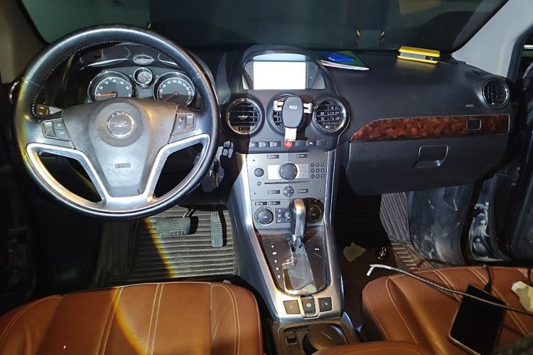 Used Opel Antara 2013 2.4L Two-Wheel-Drive Luxury Edition Center Console