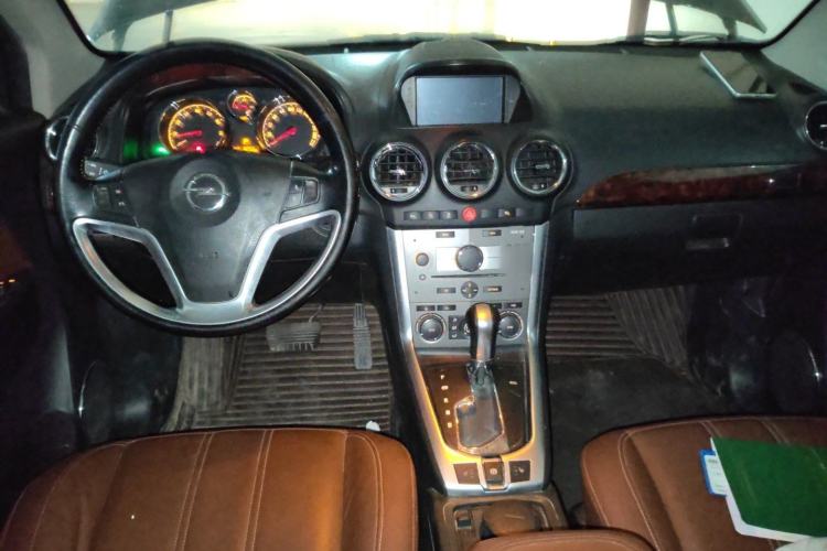 Used Opel Antara 2013 2.4L Two-Wheel Drive Comfort Edition Center Console