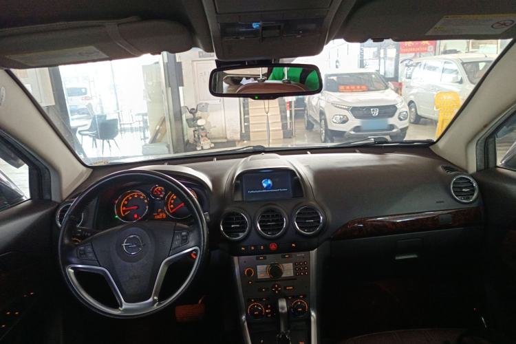 Used Opel Antara 2013 2.4L Two-Wheel-Drive Luxury Edition Center Console