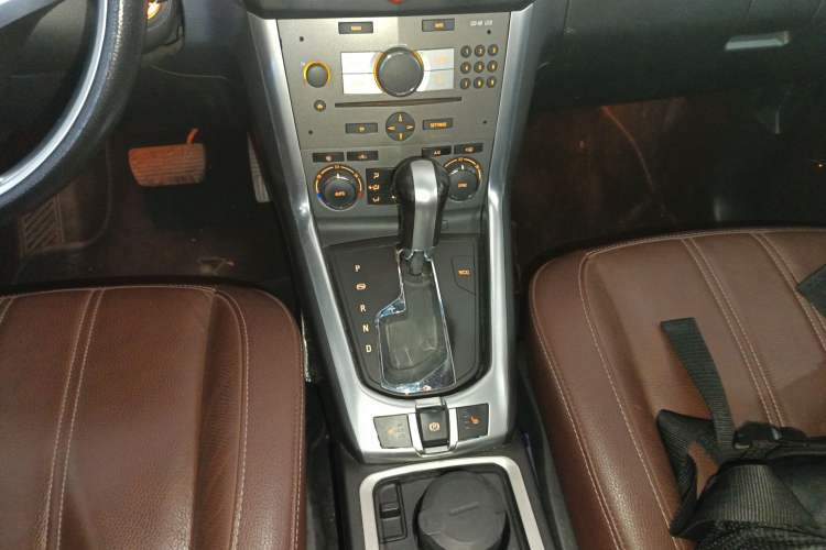 Used Opel Antara 2013 2.4L Two-Wheel-Drive Luxury Edition Gear Lever