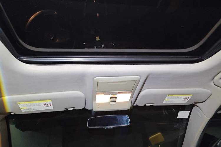 Used Opel Antara 2013 2.4L Two-Wheel-Drive Luxury Edition Headliner