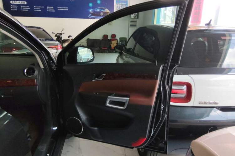 Used Opel Antara 2013 2.4L 4x4 Luxury Edition Interior 5