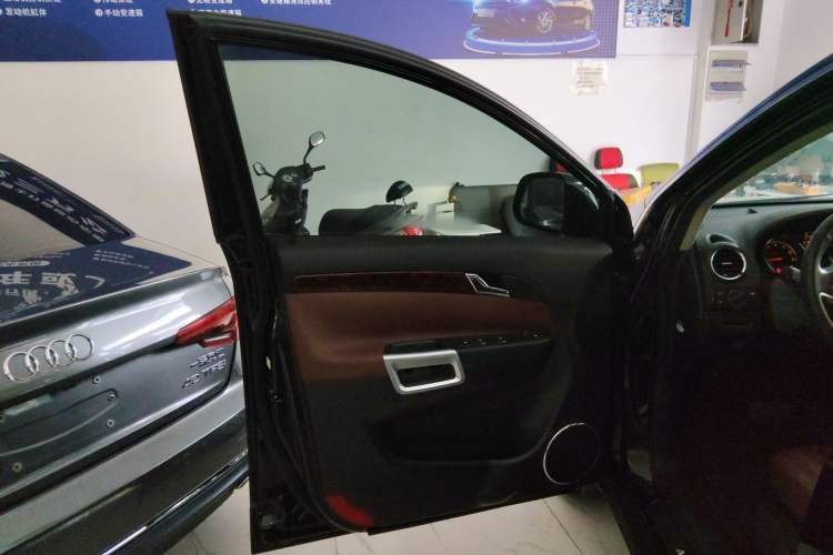 Used Opel Antara 2013 2.4L 4x4 Luxury Edition Interior 7