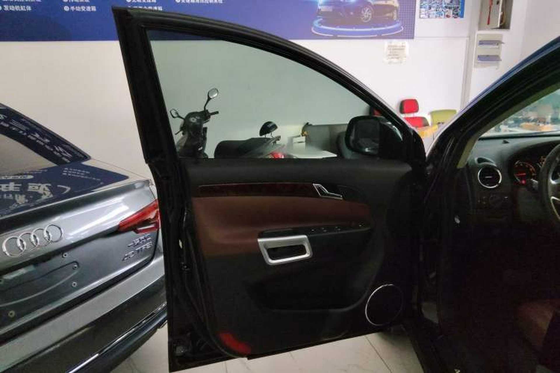 Used Opel Antara 2013 2.4L 4x4 Luxury Edition Interior 7