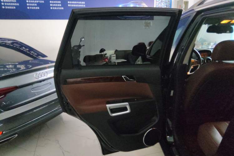 Used Opel Antara 2013 2.4L 4x4 Luxury Edition Interior 8