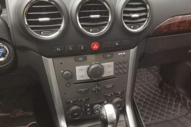 Used Opel Antara 2013 2.4L 4x4 Luxury Edition Audio And AC Panel
