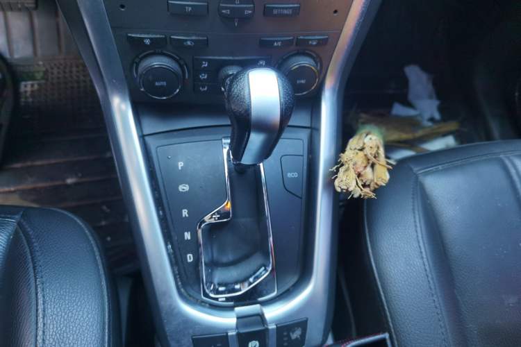 Used Opel Antara 2013 2.4L 4x4 Luxury Edition Gear Lever