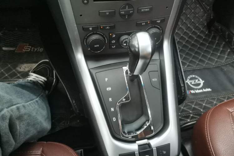 Used Opel Antara 2013 2.4L 4x4 Luxury Edition Gear Lever