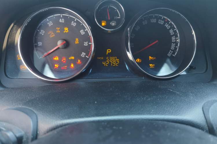Used Opel Antara 2013 2.4L 4x4 Luxury Edition Odometer Close Up