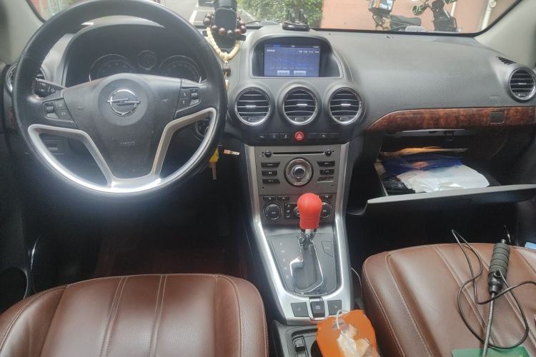 Used Opel Antara 2013 2.4L Two-Wheel-Drive Luxury Edition Center Console